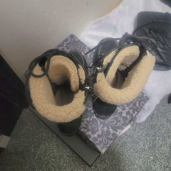 CHANEL SUEDE SHEARLING-LINED BOOTS 08A - Picture 5 of 5